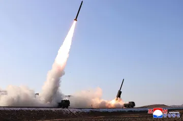 Corea del Norte confirma prueba de lanzacohetes de gran calibre