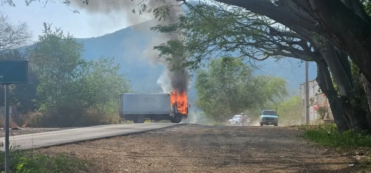 ‘Narcobloqueos’ se extienden a Colima y Guanajuato tras operativo en Tapalpa, Jalisco