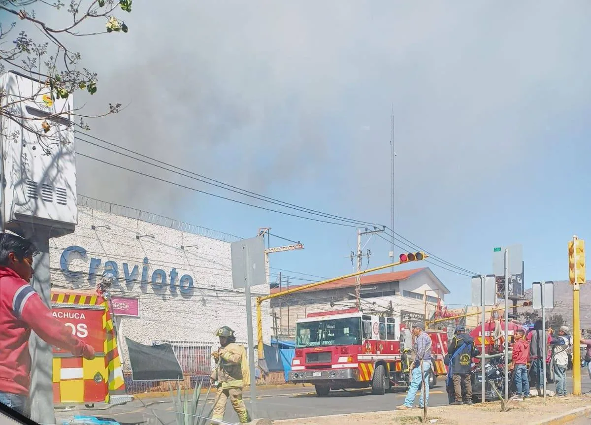 Incendio deja pérdida total en Dulces Cravioto