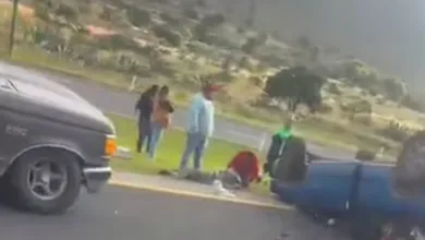 Camioneta con frutas y verduras vuelca en la Pachuca-Tulancingo