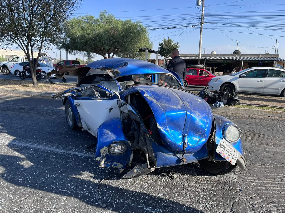Choca vehículo y camión de carga en Tizayuca; 4 lesionados