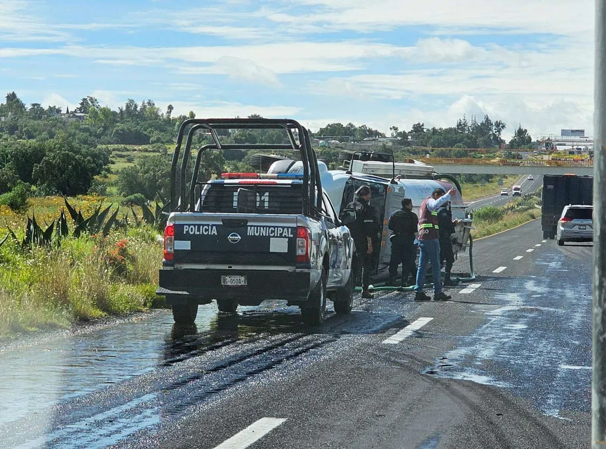 Volcadura de pipa de CAASIM en la carretera Pachuca-Sahagún deja un lesionado