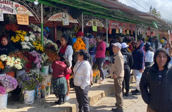 Vendedoras ofrecen flores de cempasúchil en el panteón municipal de Pachuca con bajas ventas por Día de Muertos.