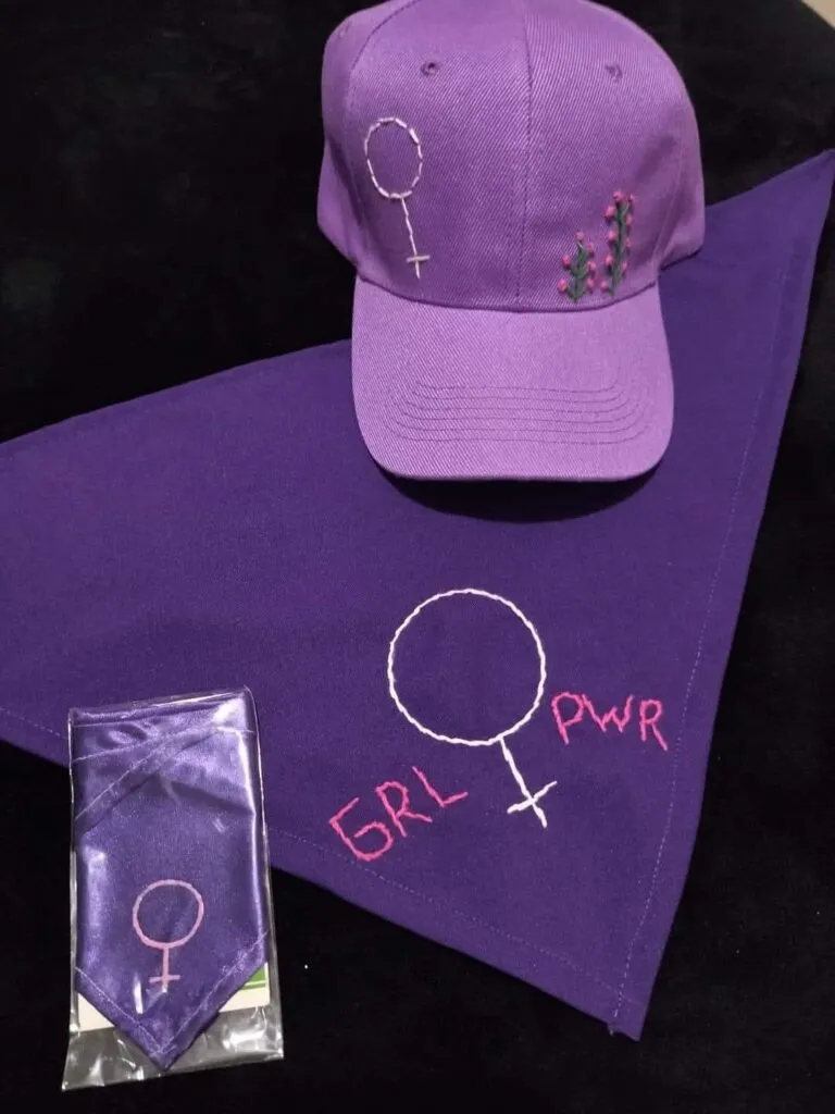 Artesanía y protesta: Iris Yomara Luz Ramírez borda pañuelos y gorras para el 8M