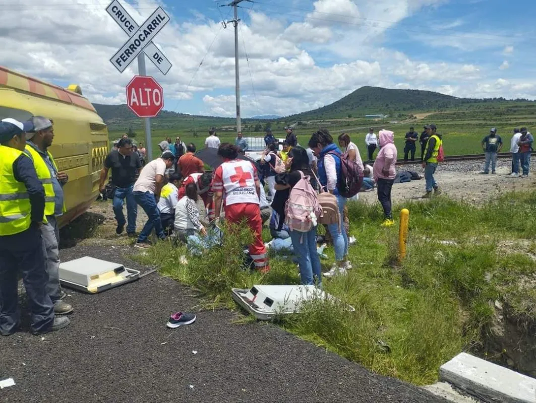 ¡Trágico accidente! Tren se lleva autobús de pasajeros en Apan