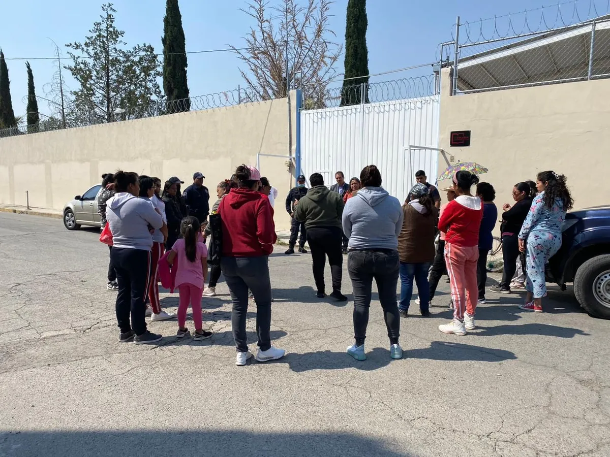Tizayuca: padres de familia evitan acceso a directora de primaria