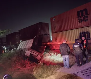 Tren se lleva camión de volteo en Atitalaquia