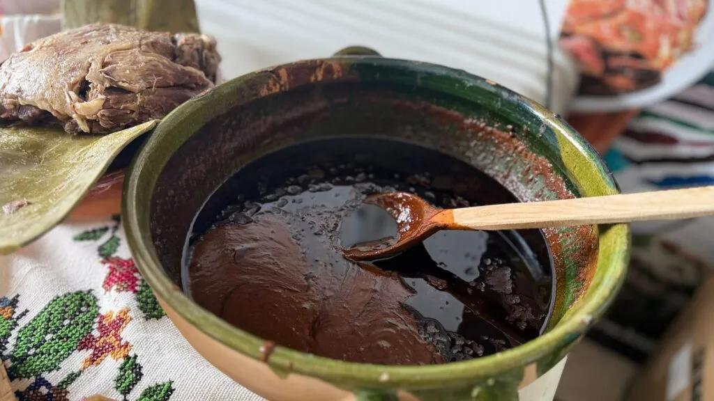 Con la sazón de su madre, María de Lourdes cocina la historia de su pueblo