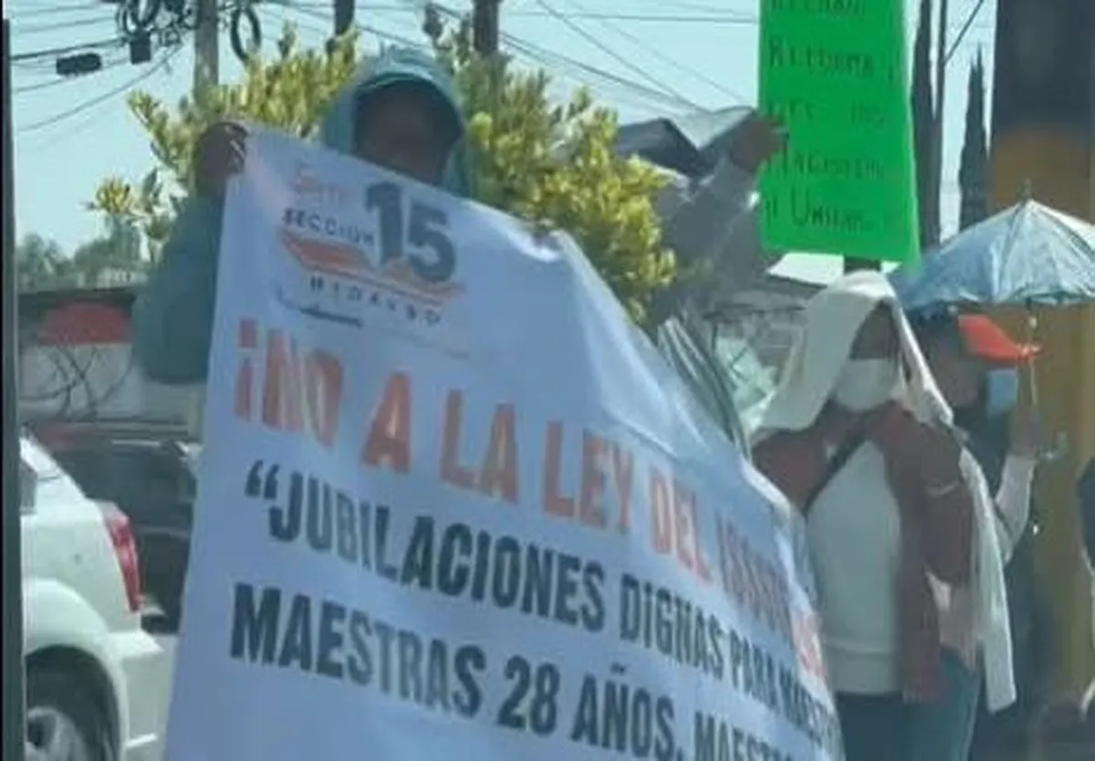 Bloqueo en carretera Ixmiquilpan-Actopan: maestros protestan contra reforma a ley del ISSSTE