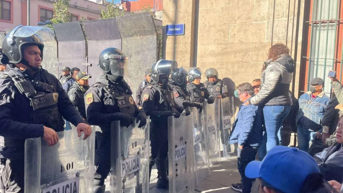 Habitantes de Tepetitlán se manifiestan en Palacio Nacional, piden atención a crisis sanitaria