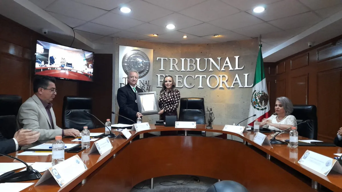 TEEH reconoce al magistrado Pfeiffer Islas con medalla al mérito jurídico electoral