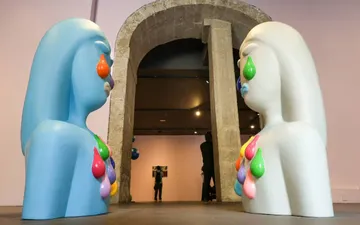 Esculturas de fibra de vidrio de la serie Amelia de Penny Goring en sala morada.