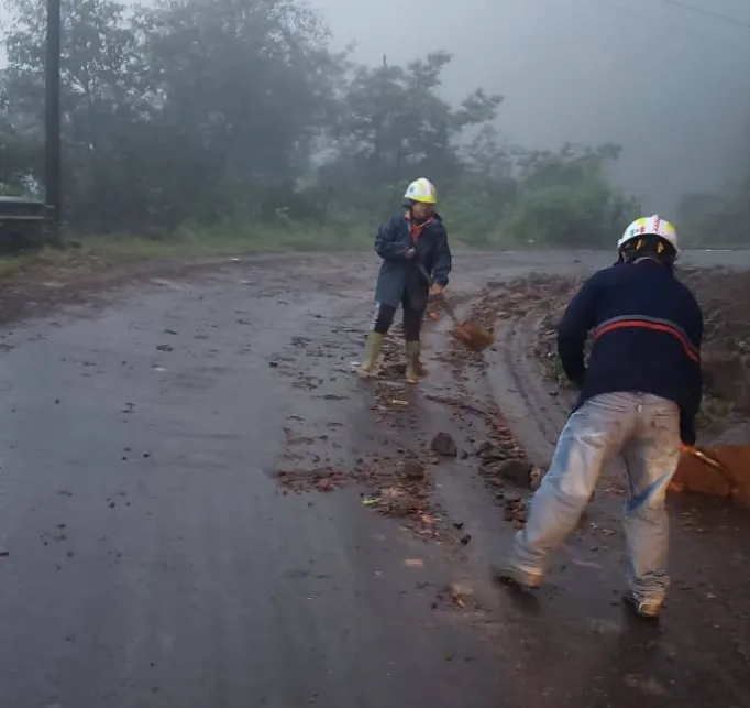 Cierran carreteras de Hidalgo por alerta de lluvias, derrumbes e inundaciones: revisa cuáles