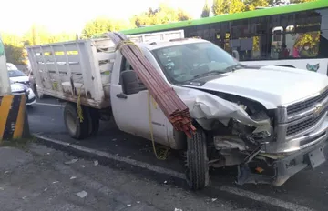 Sujeto arrestado por robo de camioneta