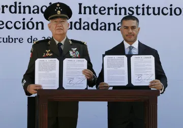 Omar García Harfuch y Ricardo Trevilla durante la firma del convenio de coordinación entre DEFENSA y SSPC.