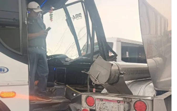 Autobús de la línea Tizayuca choca contra pipa en la autopista México-Pachuca; reportan afectaciones viales