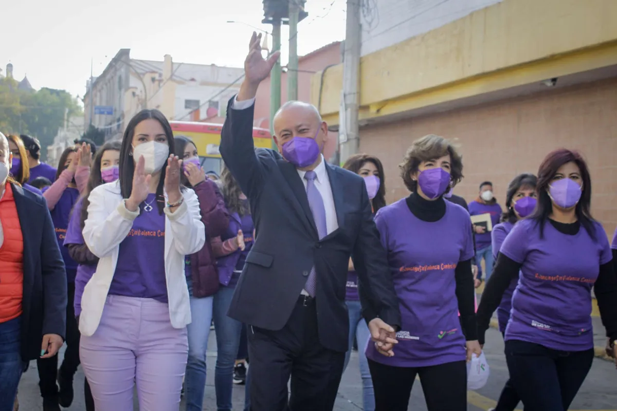 Alcalde de Tulancingo que reprimió a mujeres de la Mercadita, encabeza marcha 25N