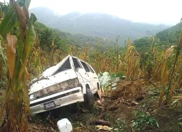 Pareja cae con todo y camioneta a un barranco en Atlapexco