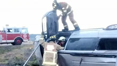 Camioneta volcada en Epazoyucan con rescate de dos personas gravemente heridas.