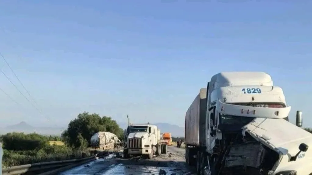 Cierran Arco Norte por fuerte accidente; tolva invade carriles contrarios