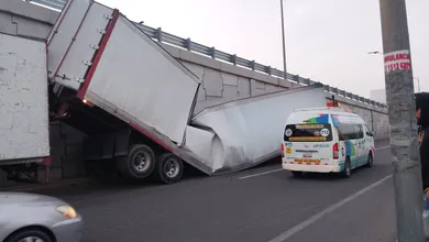 Tráiler con la caja colapsada sobre la carretera libre México-Pachuca.