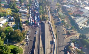 Autos varados por el bloqueo en la México-Pachuca durante protesta de piperos por operativos contra el robo de agua.