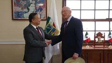 Se reúne Menchaca con embajador Ken Salazar