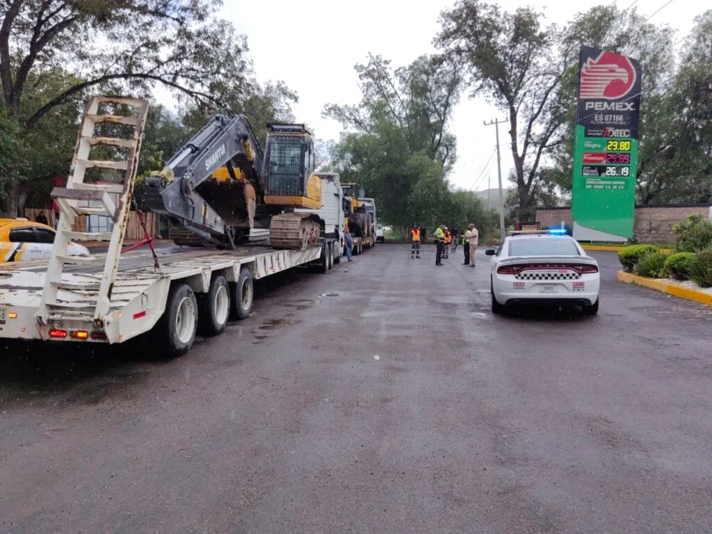 SIPDUS envía maquinaria para atender derrumbe en Chapulhuacán