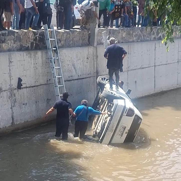 Auto cae a arroyo en pleno centro de Ixmiquilpan