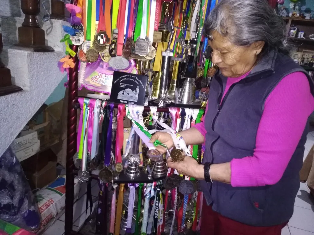 “Yo entrenaré hasta que el cuerpo aguante”: atleta Reyna a sus casi 80 años