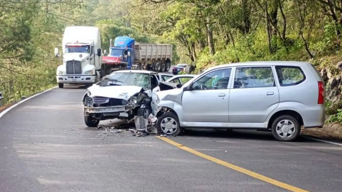 Choque frontal en curva de la carretera Minas Viejas–El Salto deja varios heridos y tránsito cerrado.