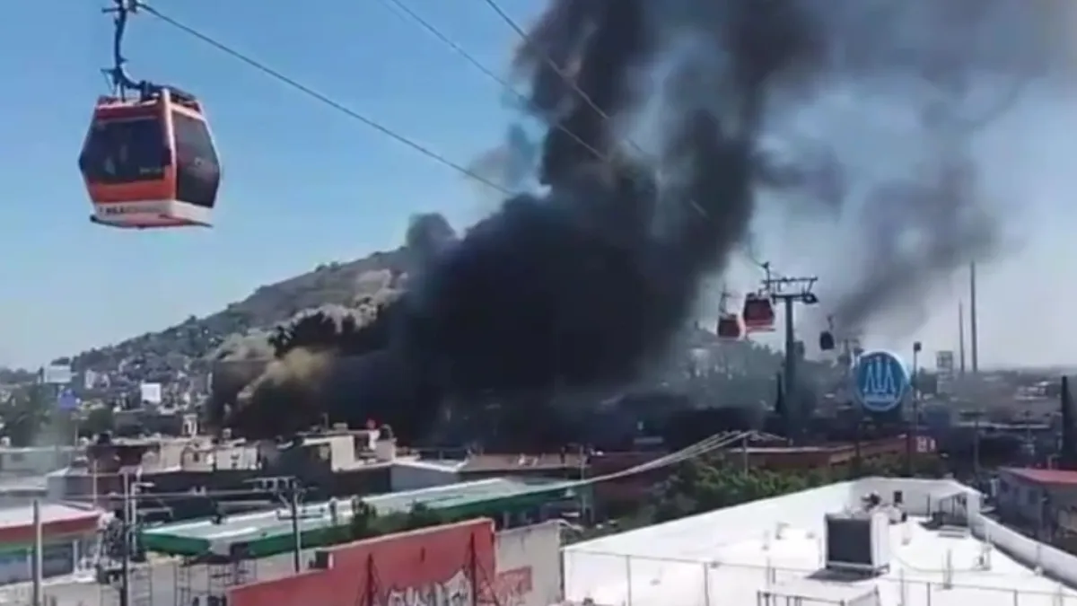 Fuerte incendio en fábrica de colchones en Ecatepec provoca enormes llamas y columna de humo visible desde varios puntos.