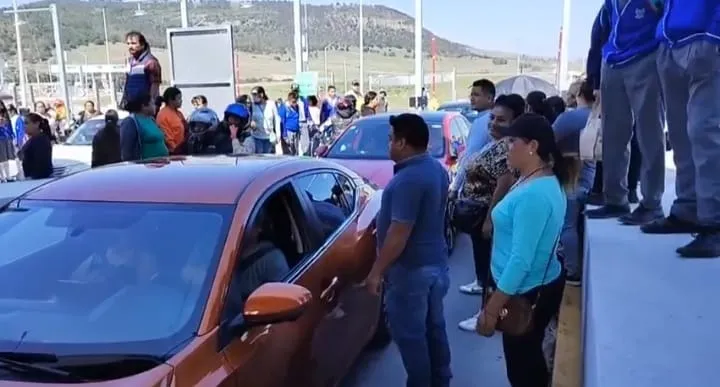 Tulancingo: padres y alumnos toman plantel de telesecundaria