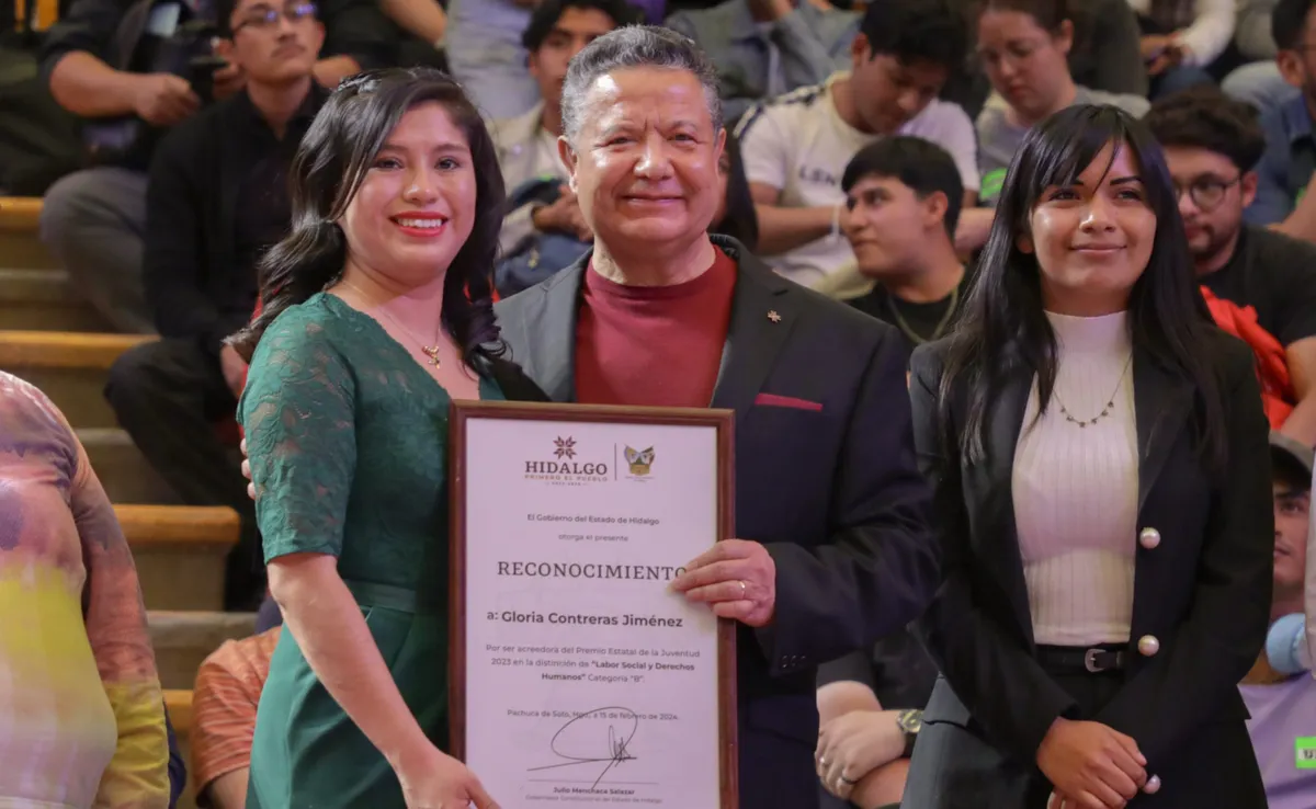 Julio Menchaca entrega Premio Estatal de la Juventud 2023