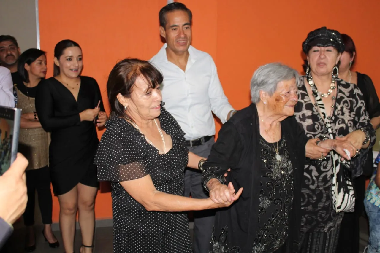 Sorprenden a Consuelito: montan su primera exposición de pintura