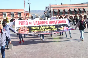 Maestros del CONAFE marchan en Pachuca para exigir mejores salarios.