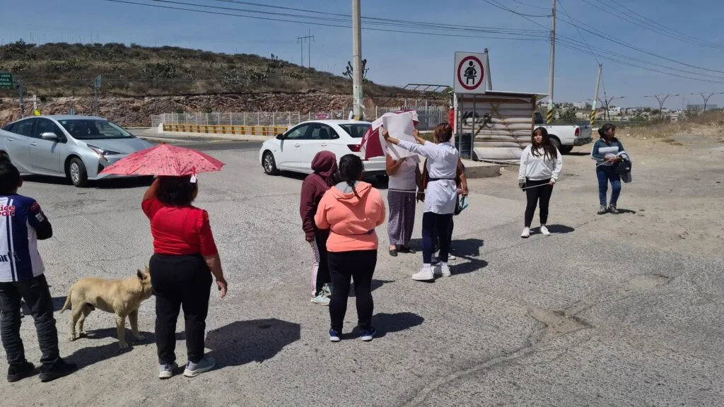 Ambulantes protestan frente a la UAEH por intento de desalojo tras años de permanencia