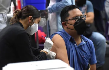 Vacunación contra coronavirus iniciará en segunda quincena de octubre