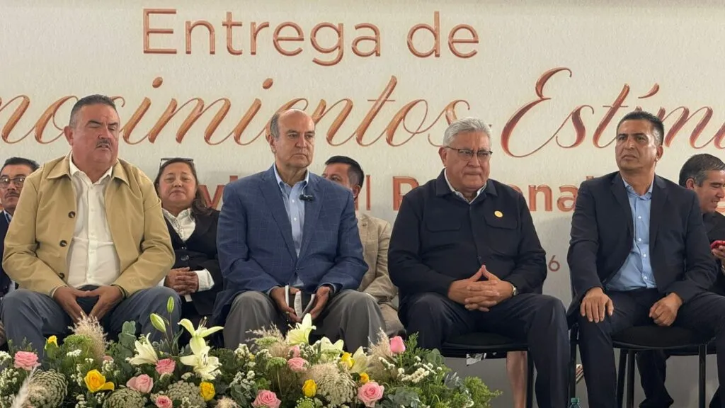Mil 912 docentes de Hidalgo reciben reconocimiento por años de servicio