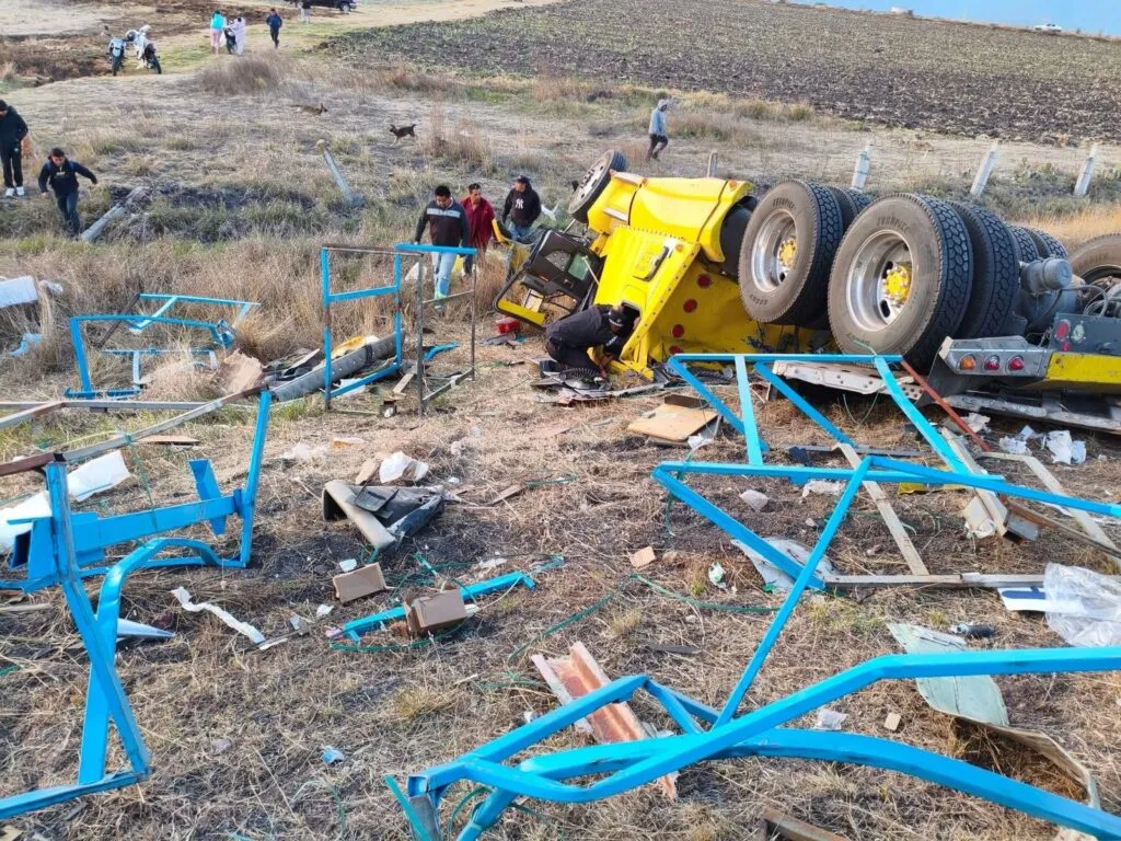 Accidente en autopista Arco Norte: camión con motocicletas fue desvalijado tras un percance