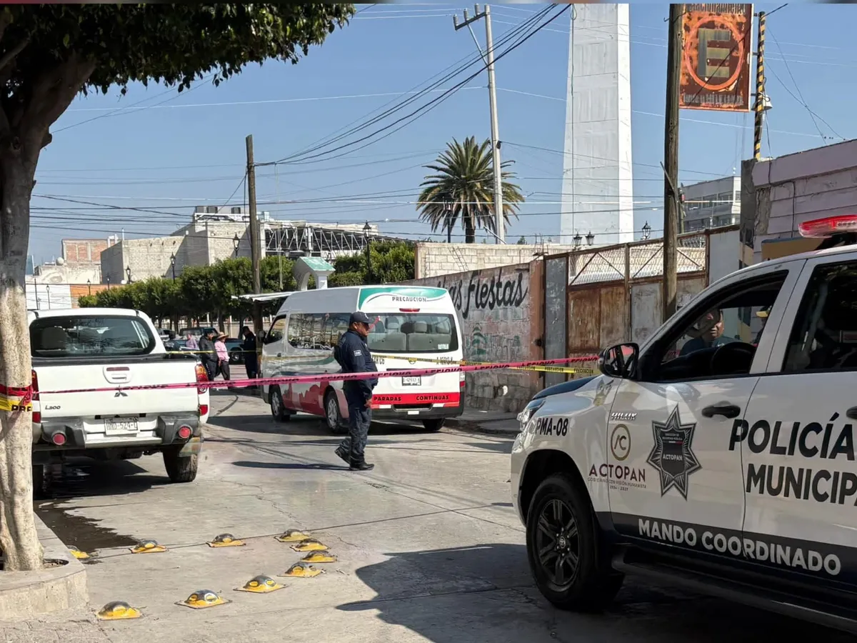 Unidad del transporte público acordonada tras fallecimiento de una pasajera en Actopan