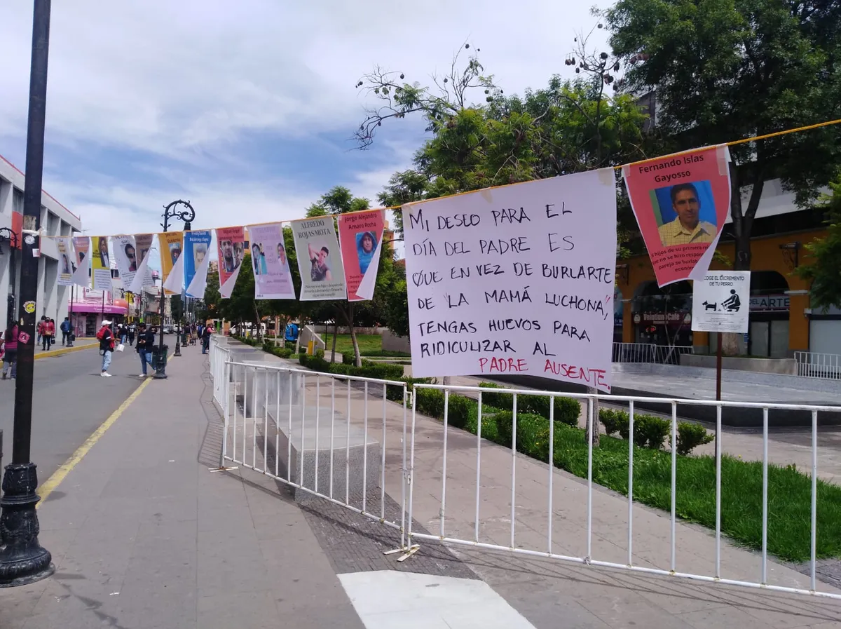 En el Día del Padre, mujeres de Tulancingo colocan tendedero de padres irresponsables