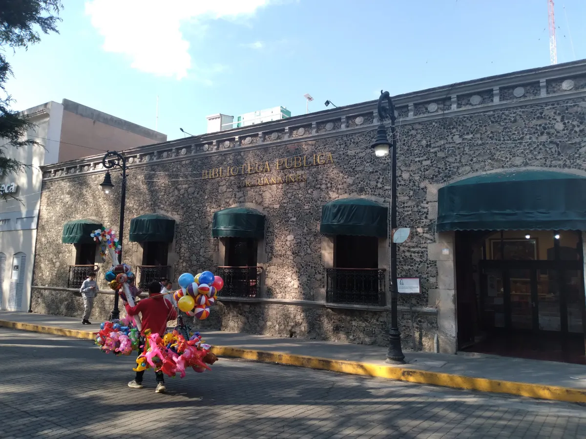 Biblioteca Sor Juana en Tulancingo será intervenida; un pedazo de techo se está cayendo