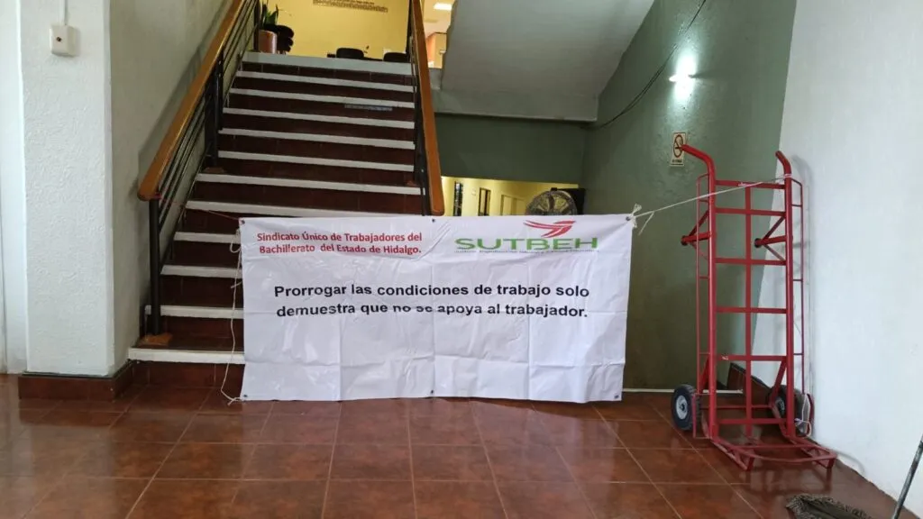 SUTBEH toma oficinas del Telebachillerato en Pachuca; esto piden