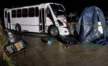 Autoridades de Hidalgo y Guanajuato mantienen apoyo a las familias afectadas tras el fatal accidente registrado en la carretera rumbo a Tolantongo.