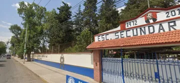Árboles de gran tamaño dentro de la Secundaria General 1 de Tulancingo.