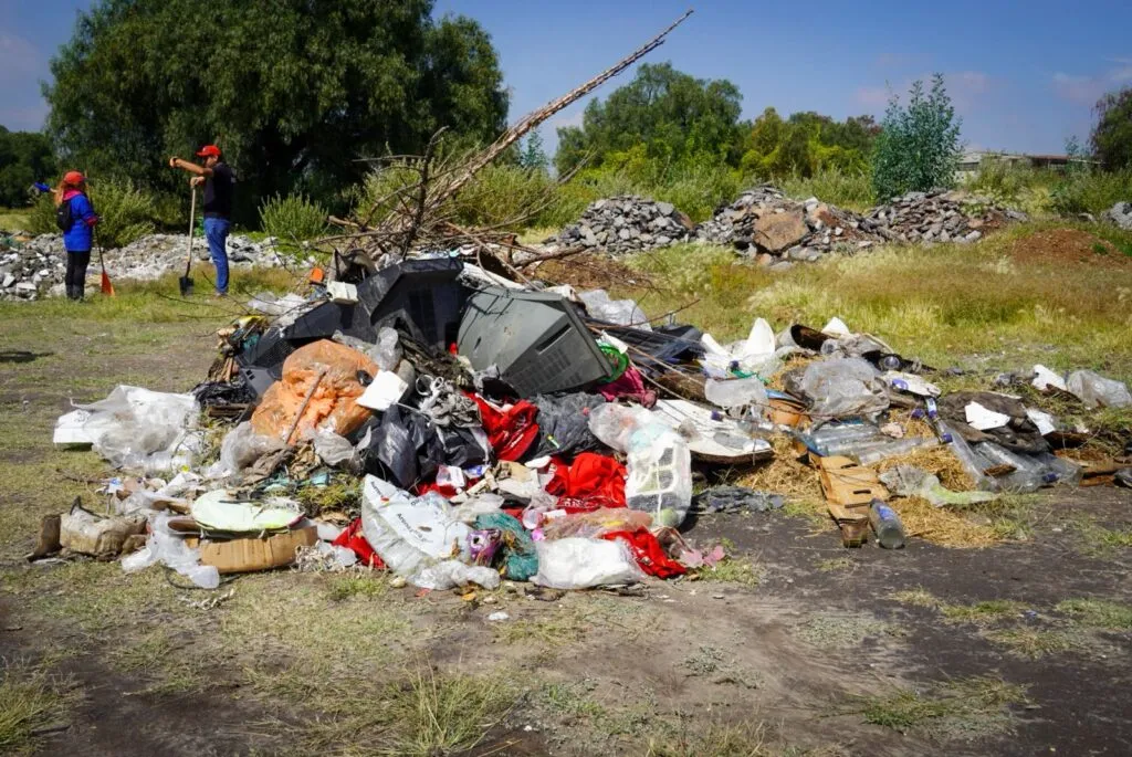 Limpian la Presa El Manantial en Tizayuca para reforzar cuidado ambiental