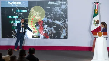 Huracán Simon y los riesgos por lluvias, inundaciones y oleaje en los estados y municipios de la costa del Pacífico mexicano.