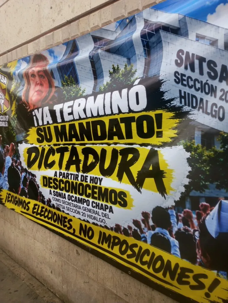 “Elecciones, no imposiciones”: trabajadores de Salud protestan en Pachuca