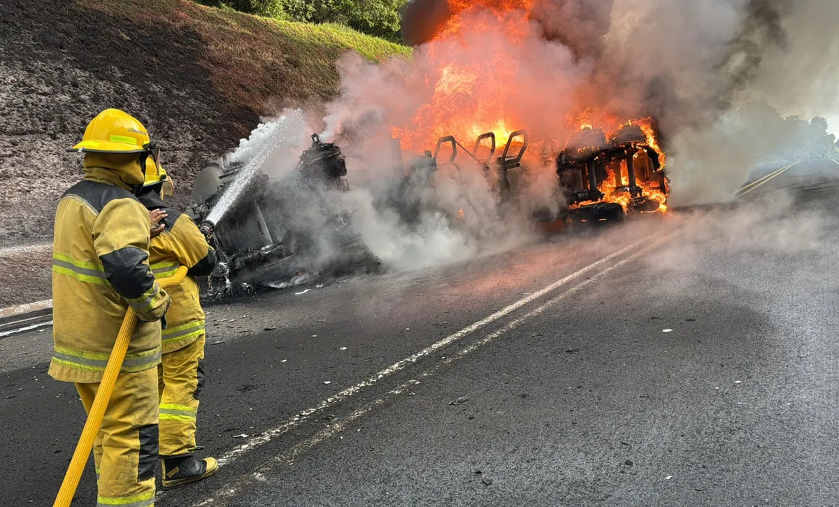 Volcadura e incendio de pipa mantiene cerrada la autopista México-Tuxpan